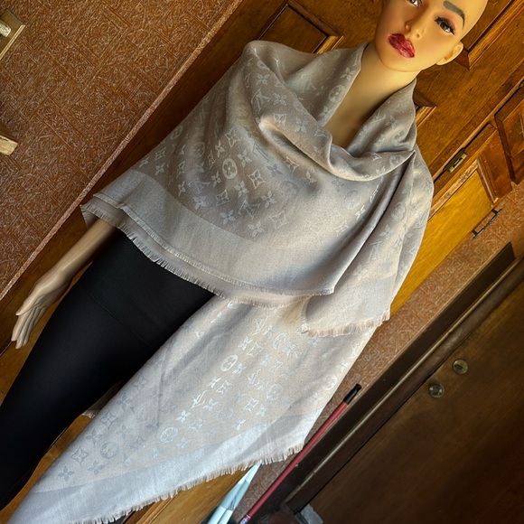 Louis Vuitton Monogram Chale Shawl - Picture 1 of 9